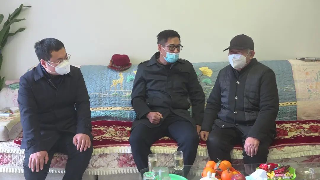 县领导梁思源,刘贺茂一行来到老干部邢树春,孙会鸾,辛永志家中走访