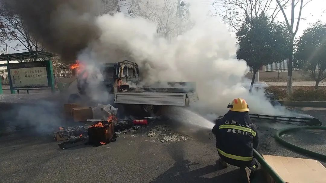 湖北一拉家具小货车半路起火 冬季请高度警惕汽车自燃