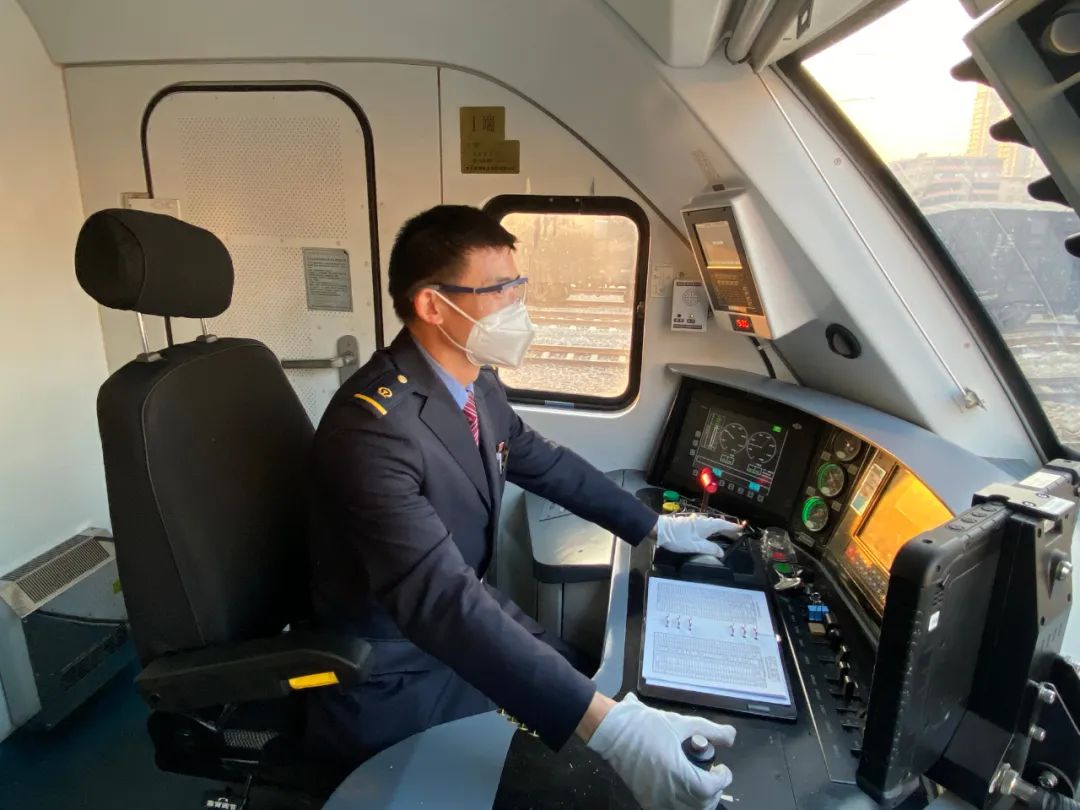 知识,安全规章,设备操作,提前组织对机车乘务员进行认真勾画机车交路