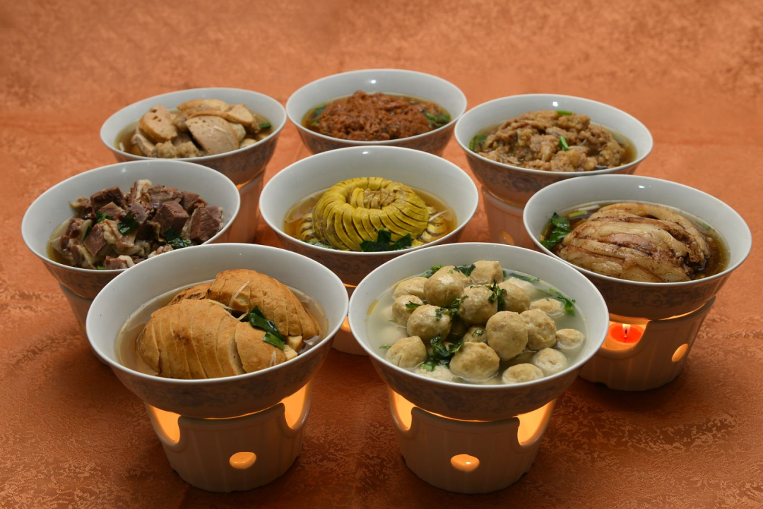 有作为回汉饮食文化融合结晶的清真八大碗,有白净素雅方方正正的托板