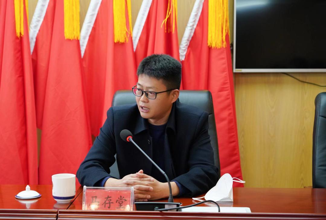 会上,楚雄市委常委,政法委书记邝华然宣读了关于景华同志,陈晓俊同志