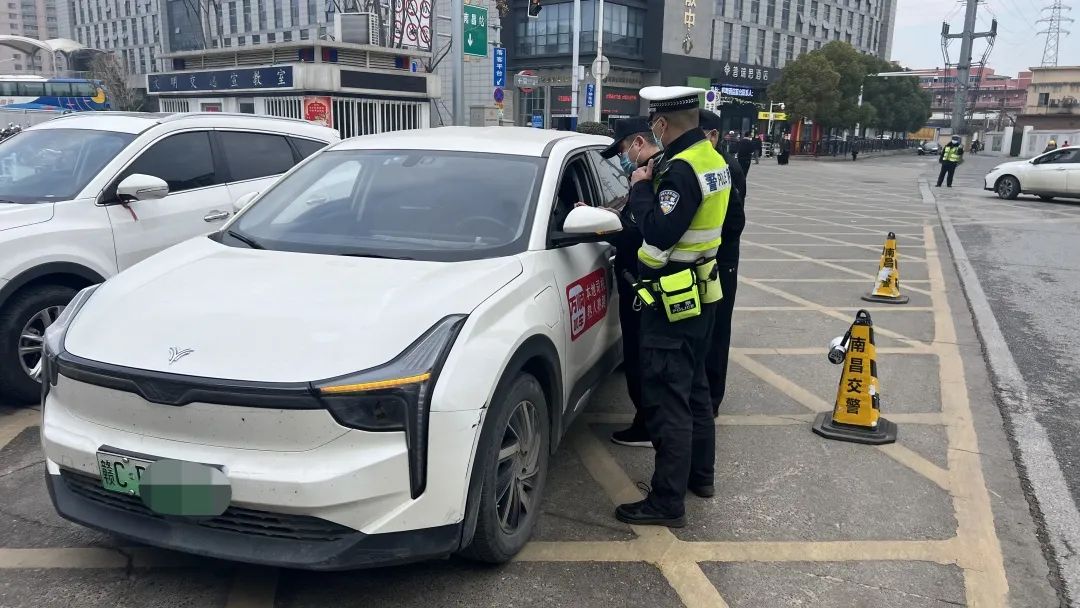 全力以赴 江西交警守护平安春运路 平安春运 交警同行澎湃号·政务澎湃新闻 The Paper 8333