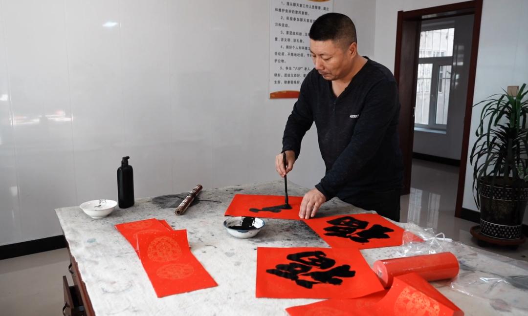 【迎新春】同福街道:写春联迎新年 暖民心送祝福_澎湃号·媒体_澎湃新闻-The Paper