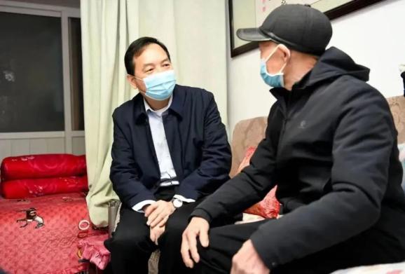 祁建峰一行先后到烈士家属李景修,现役军人孟醒以及老