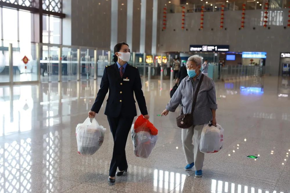 暖心服务让老年旅客享受无忧旅途_澎湃号·政务_澎湃新闻-The Paper