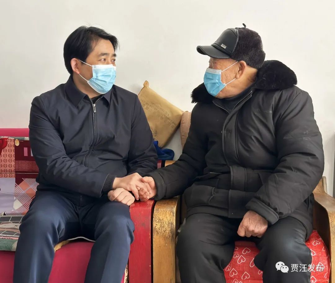 在徐州工业园区南庄社区,翠湖嘉苑一期,韩可走访慰问优抚对象 ,困难老