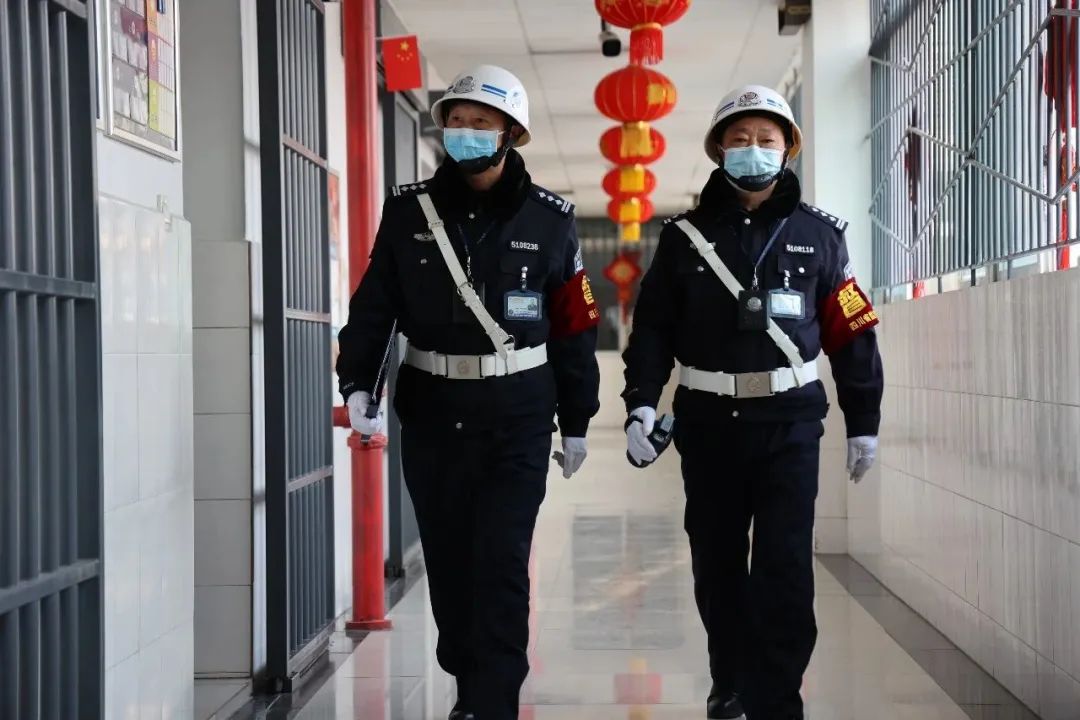 1他们就是警务督察他们严谨认真,铁面无私被亲切地称为"白头盔"有一个
