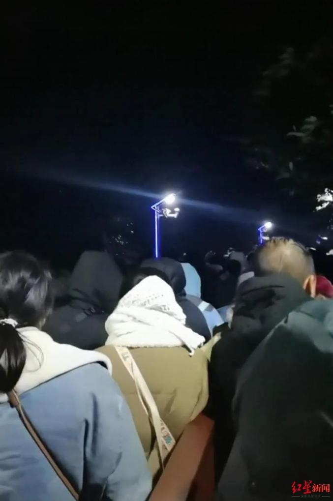 “年初三晚上大量游客被困山上?”景区回应_澎湃号·媒体_澎湃新闻-The Paper