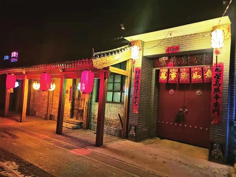 杨房村的夜晚灯火通明,流光溢彩.