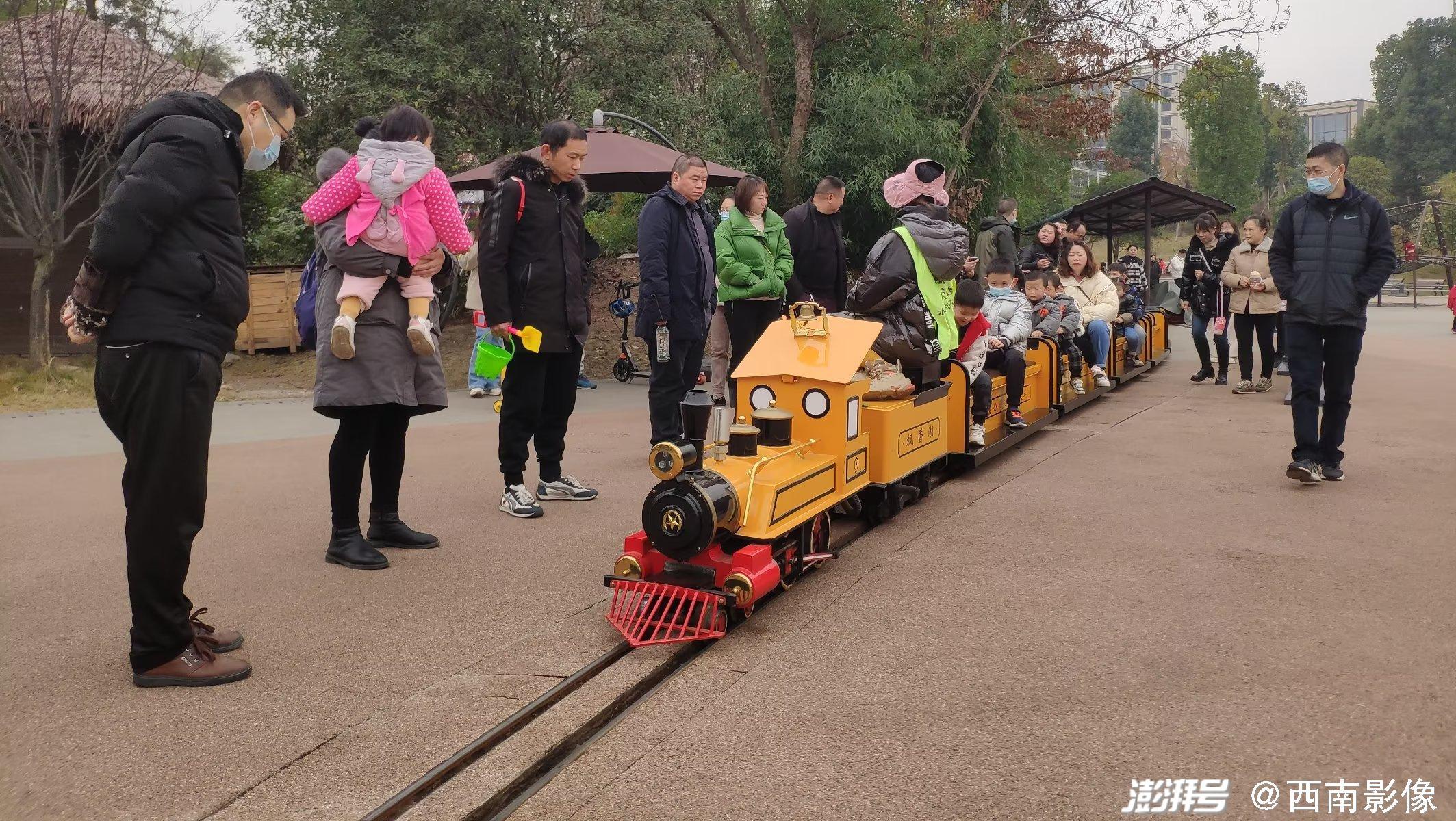 重庆一公园现迷你版“观光小火车” 吸引众多“小乘客”乘坐