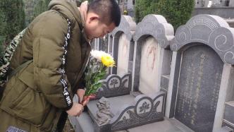 重庆：男子墓园里做志愿者“代客扫墓”替逝者亲属遥寄哀思