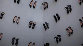 这面“鞋墙”背后，是440名死于家暴的女性