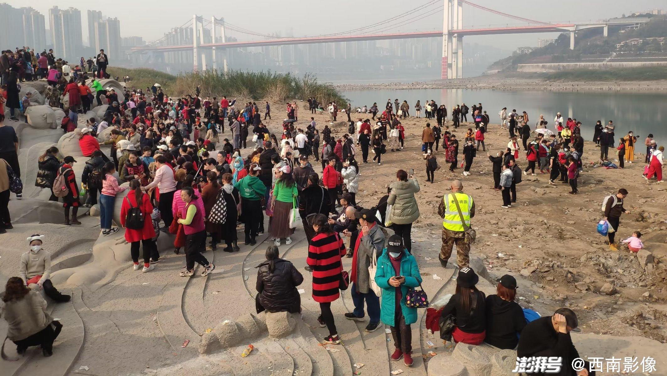 重庆江滩“巨型石刻”市民前去打卡形成“人从众”