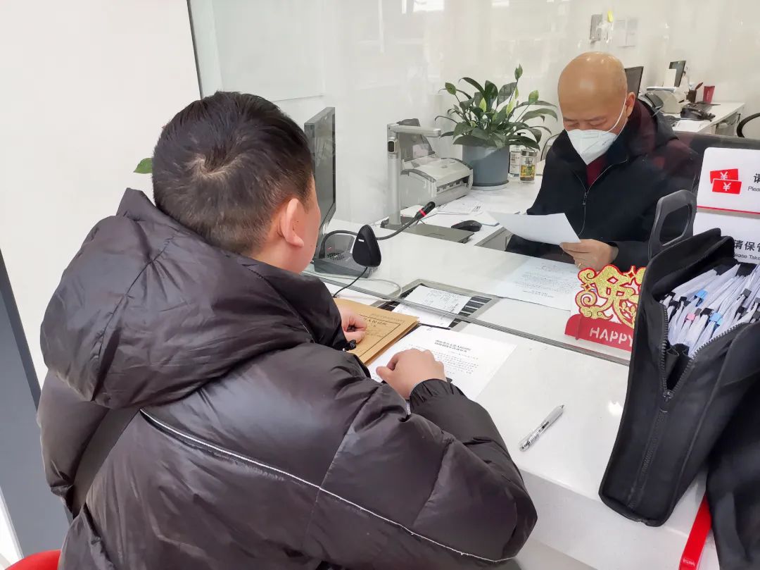 档等各项工作执行干警忙碌着接待当事人、财产查控、梳理信息等执行工作执行干警赴吉首市某银行进行划扣其他