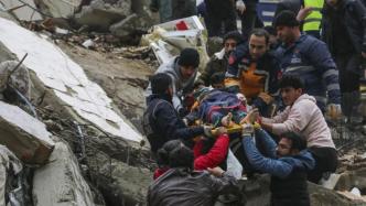 土耳其大地震：暴风雪中的生死救援
