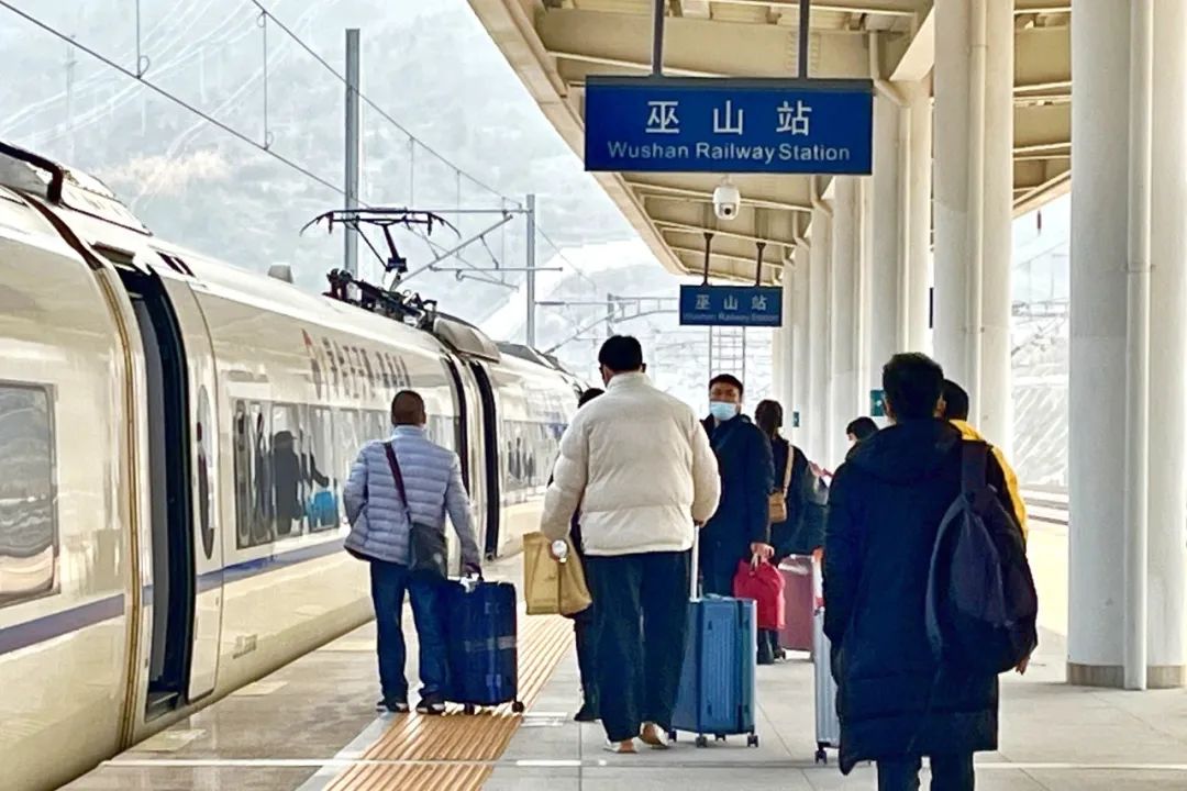 巫山站开出首趟返岗高铁直通车_澎湃号·政务_澎湃新闻-the paper