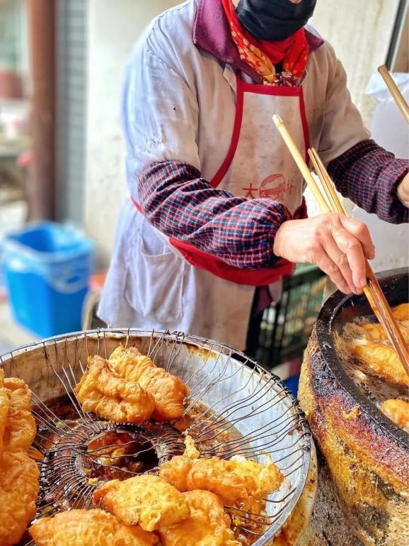 杜记油馍可是开了十几年的老店,早已融入剪子股,户部山老一辈徐州人的