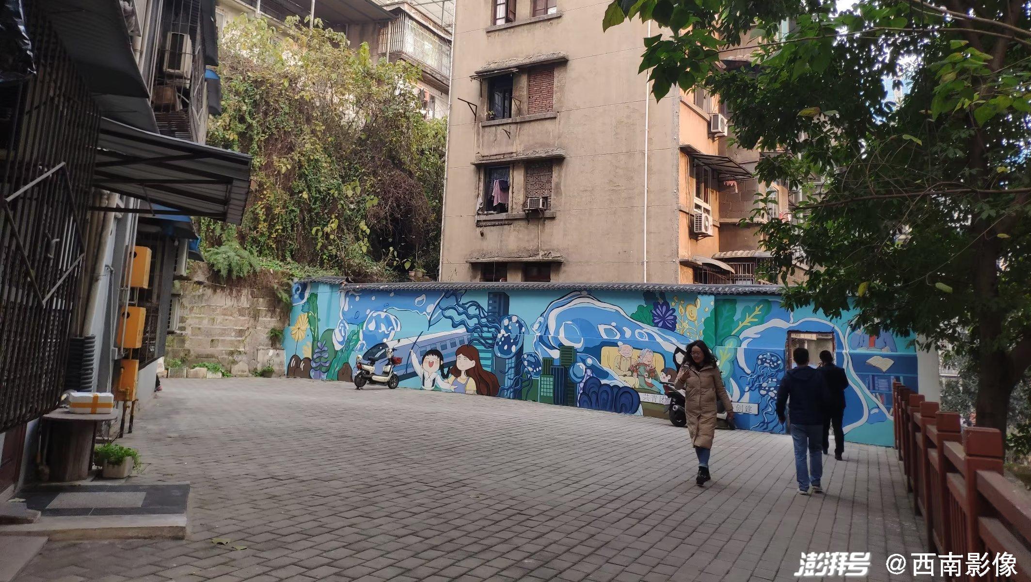 重庆：老旧居民楼外墙涂鸦美绘，扮靓小区环境增添“颜值”