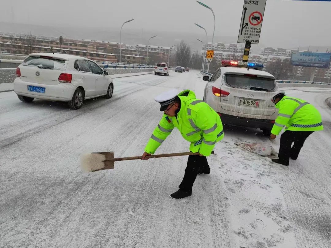 西宁交警雪天执勤保畅通 展现亮丽雪警