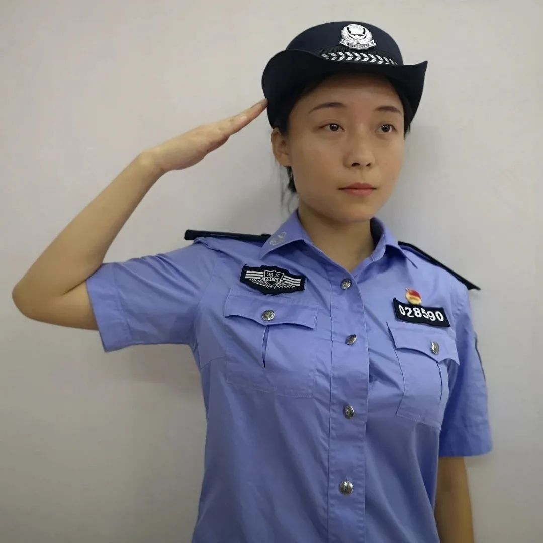 "执子之手,并肩战斗",同为警察的他们一路陪伴,相互理解,同样头顶警徽