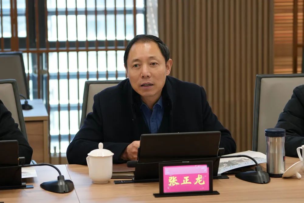 座谈会上张正龙主任一行首先至枫桥街道公共法律服务中心参观调研了我