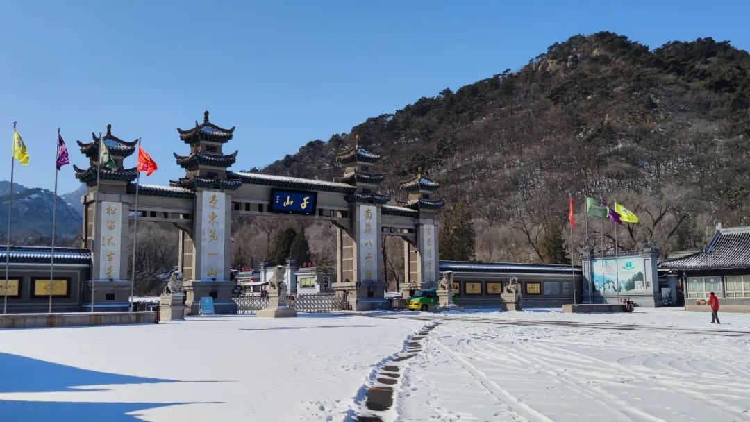 千山正门雪景图片