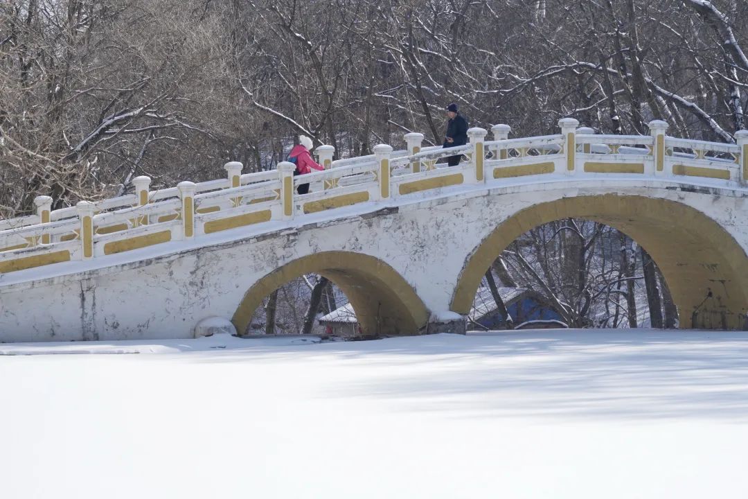 千山正门雪景图片