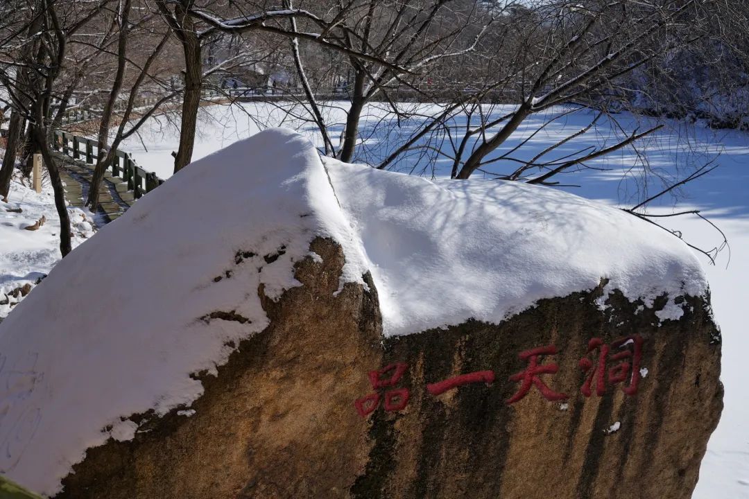 千山正门雪景图片