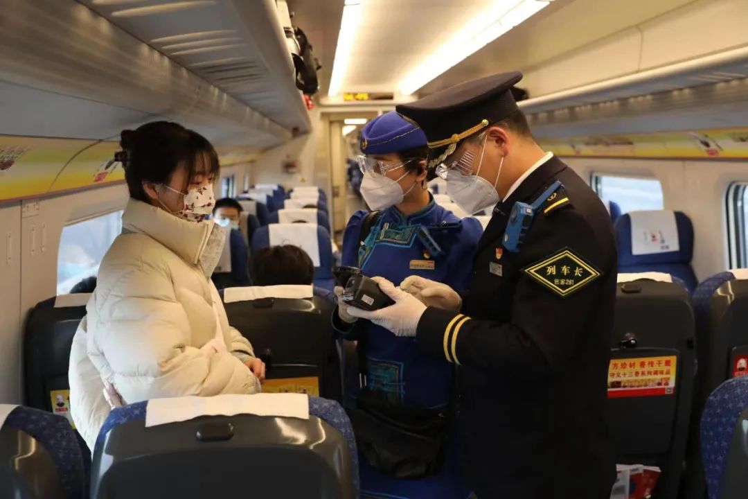 高铁上扫了这个码的旅客直呼"方便"_澎湃号·政务_澎湃新闻-the paper