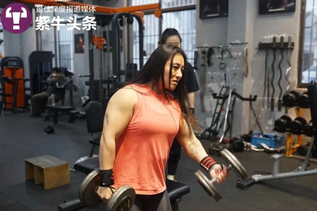 卞瑞英天生力气大,刚练的时候就能举十公斤杠铃,"你这个腿,以前是举重