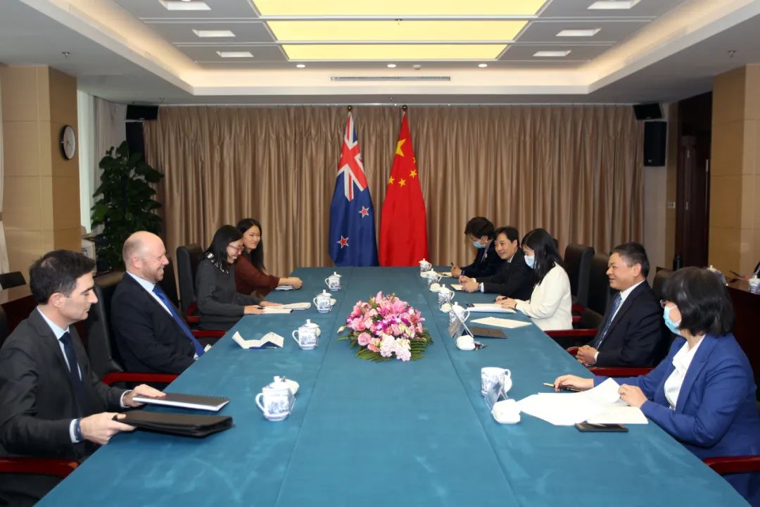 生态环境部部长黄润秋会见新西兰驻华大使毛瑞_澎湃号·政务_澎湃新闻