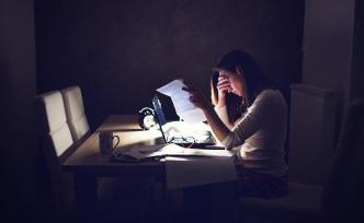 問答丨10天3位青年醫(yī)生過世，“過勞”如何將人推向絕境？