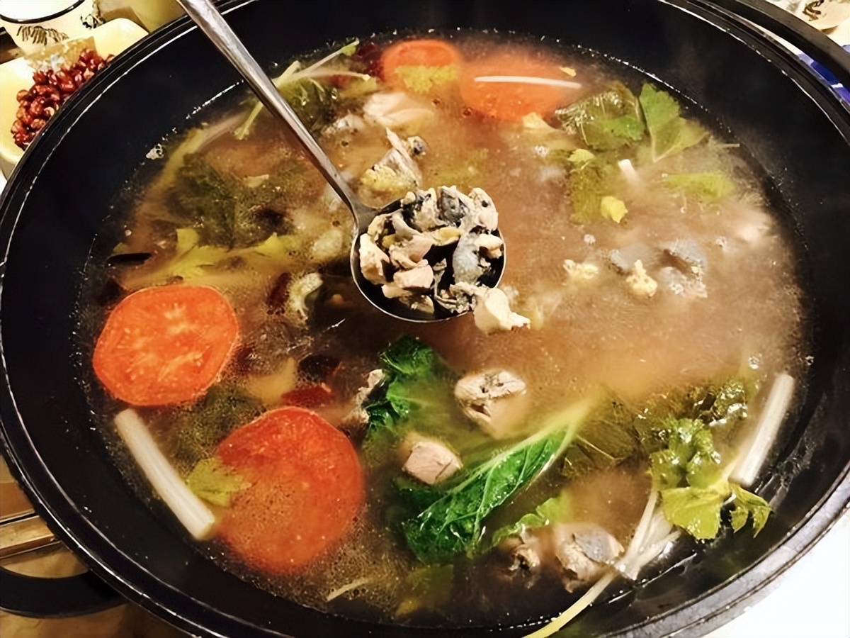 岜夯鸡,也叫酸汤鸡,是文山广南壮族特色美食,被称为"云南美食一绝".