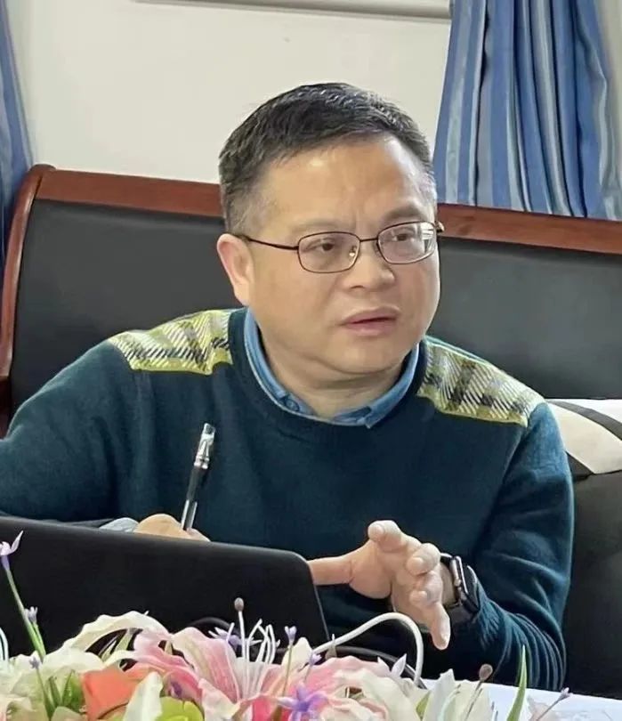 特邀上海市精神卫生中心主任医师易正辉,吕钦谕和吴海苏三名专家进行