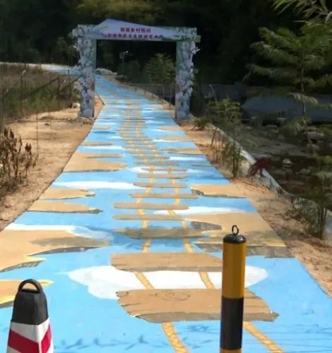 村干部妙笔彩绘点缀京溪步道 助力乡村振兴