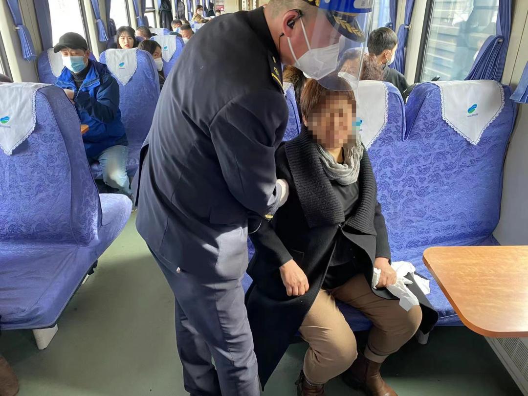 旅客突发心梗 列车临时停车紧急救助_澎湃号·政务_澎湃新闻-The Paper