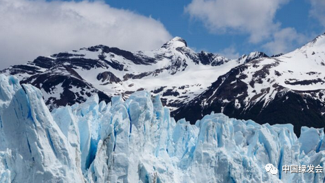 世界各地的冰川正在以创纪录的速度融化