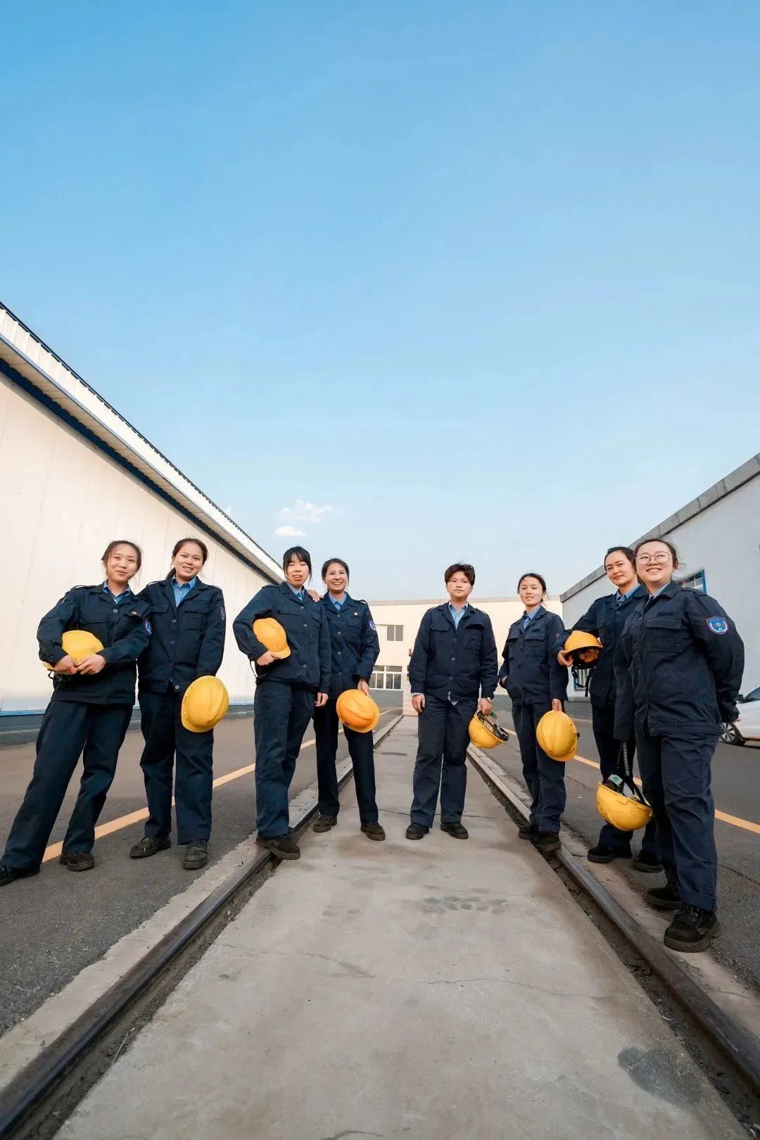 将车钩缓冲装置送进钩尾框精准操作左挪右腾辗转于车辆之间交叉作业的