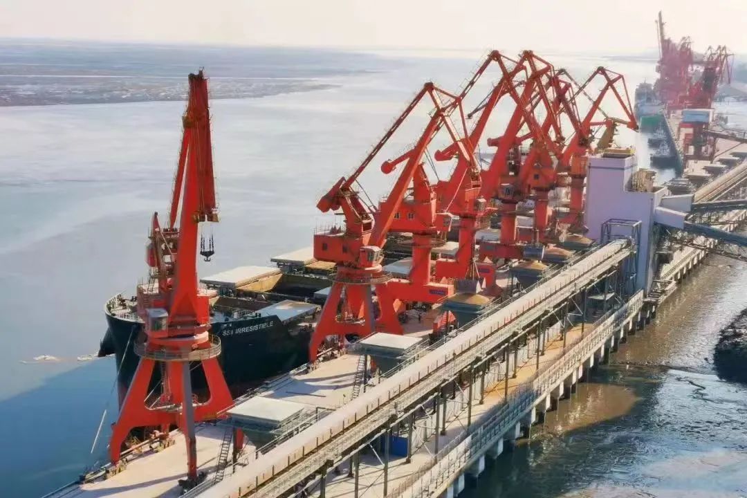 丹东港:码头装卸忙 实干开新局