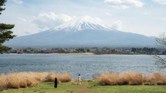人们生活在富士山下，被它影响，被它浸润 | 地球快门