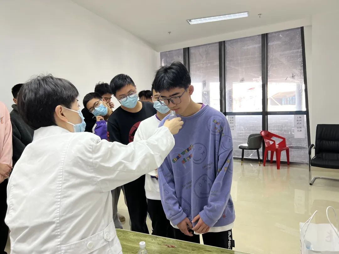 的高考体检工作在县体育中心举办,体检内容跟往年一样,分为外科,内科