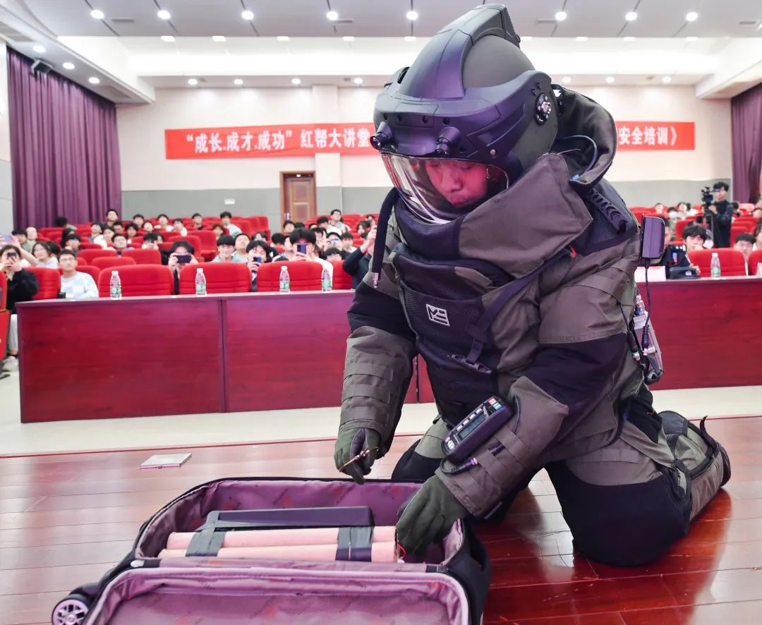 身着防爆服的特警队员进行"排爆"操作警犬搜爆"蓝鲨突击队"队员在进行