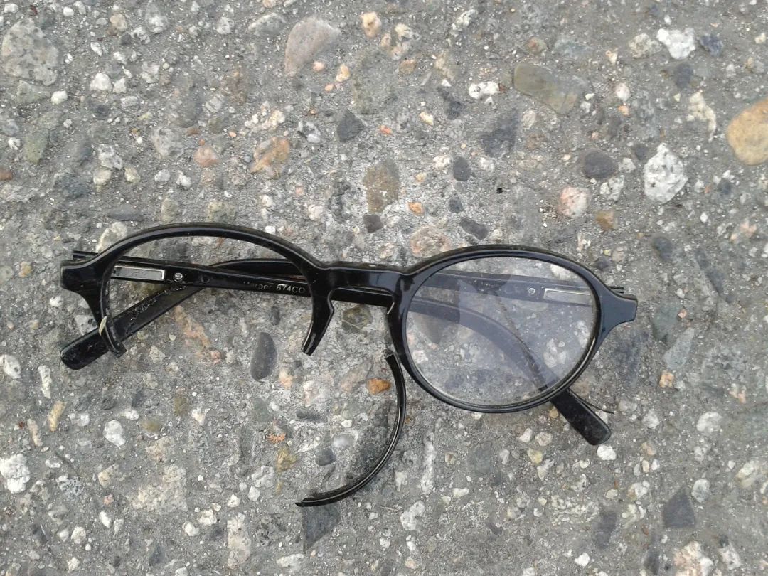 眼镜碎了,眼镜碎了怎么修复,边上_大山谷图库