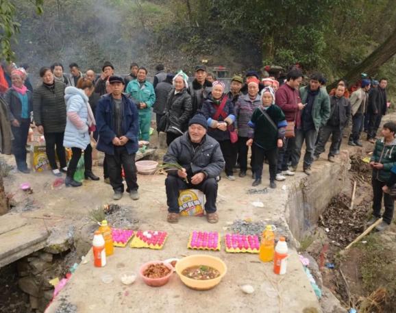 二月二祭桥节,会进行架新桥,祭旧桥,煮红蛋,祭祖等活动.