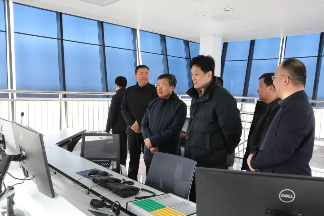 陈广承一行先后来到机场办公区,塔台,飞行区,停机库