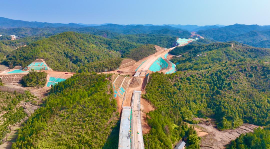 最新进展龙寻高速首段路基完成交验