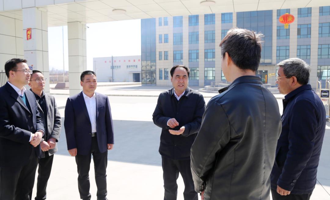 县委副书记何小明,副县长张会平出席聚春园标准化生产企业揭牌仪式.