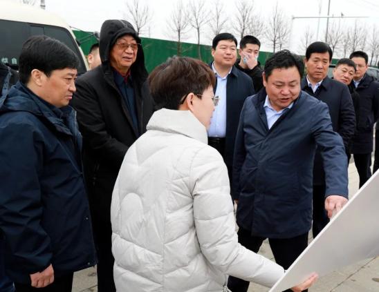 市人大常委会主任崔凤友,县委书记徐立峰,县委副书记,县长万明国,县