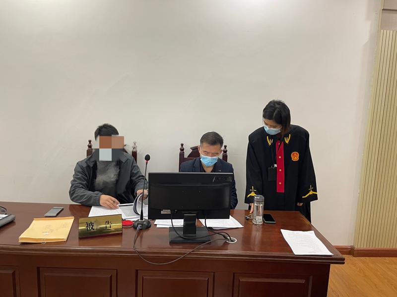 被告认清到自身行为的不妥之处，表示愿意配合原告进行房屋的产权登记。法官提醒自然人的死亡并不必然导致财