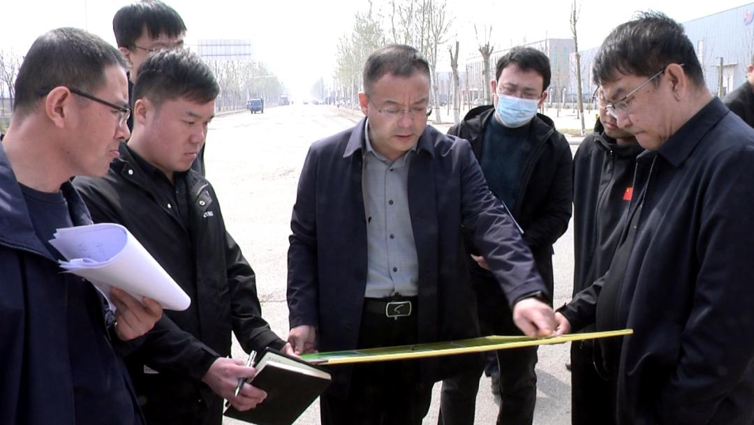 毕汝卫还来到在建项目和新建项目现场,和企业负责